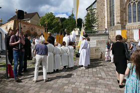 Fronleichnamsprozession durch die Straßen von Naumburg (Foto: Karl-Franz Thiede)